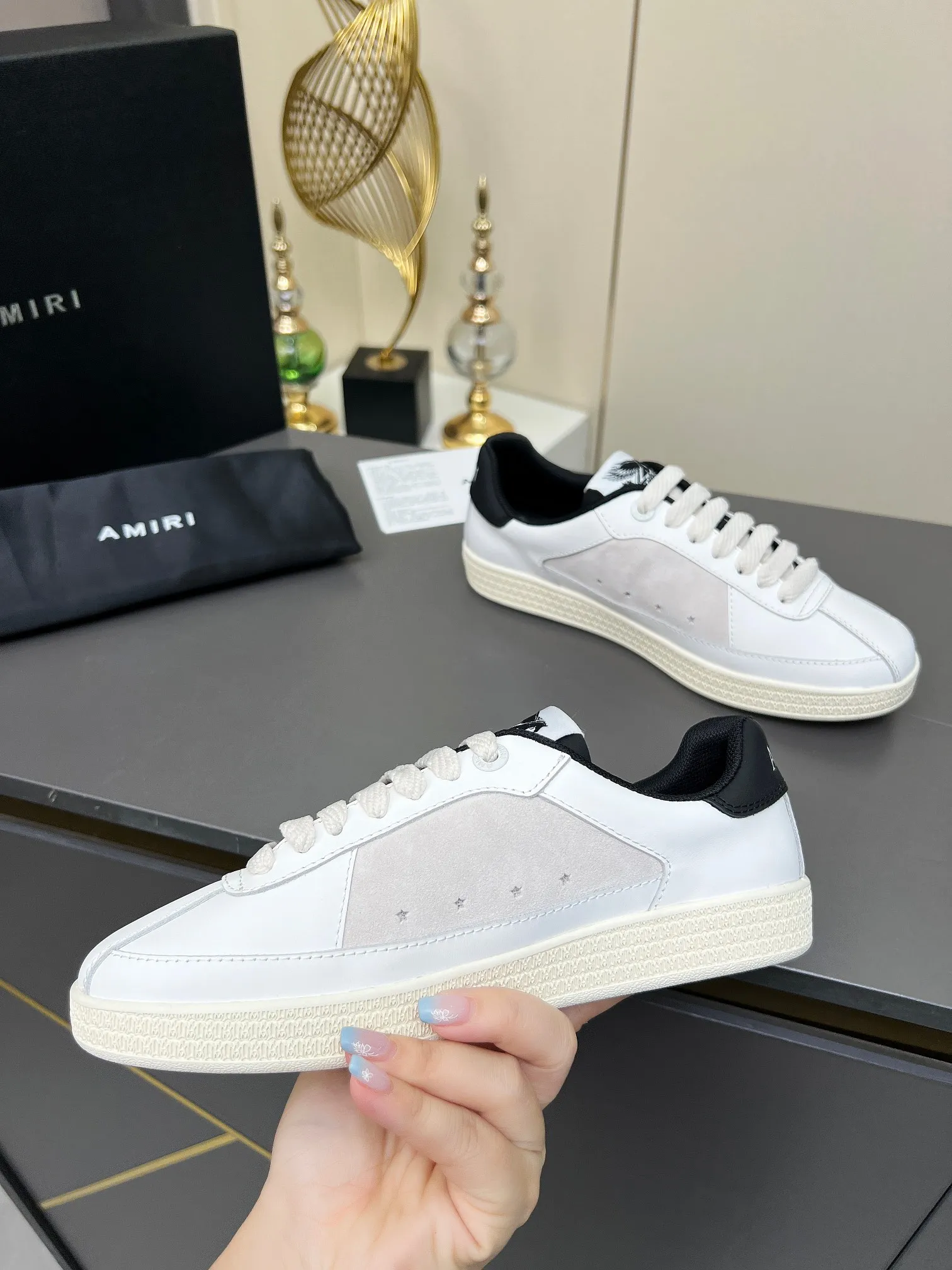 Men's Men's Shoes 💰580 Bone Shoes · AMIRI Skel-Top AMIRI 🔥 launches a new "ThePacific" series of low-top casual sports moral training shoes in the early spring of 2025. This iconic shoe covers men's and women's shoes, drawing inspiration from the brand's classic sports style and elegantly integrating West Coast style. "The Pacific" contrasting five-pointed star series is rooted in Amiri's unique California genes, showing the freedom and leisure atmosphere of the West Coast. This series launches two styles that incorporate the brand's iconic elements: the leather version is made of pure white leather with a same-color sole, and is embellished with star patterns on the side of the shoe, just like the bright starry sky of California. The black and ocean blue colors are shared by men and women, and there is also a red star model exclusive for men and a light pink star model exclusive for women. The suede model is decorated with the brand's classic bone pattern on the side of the shoe. The rubber sole and suede fabric complement each other. The color scheme covers black, chocolate and sand, and is suitable for both men and women. Made of imported cowhide and decorated with bone pieces on the sides of the upper, it is novel and unique and has a good three-dimensional effect! High-density breathable mesh lining + original molded TPU outsole 🙏 Recommended by celebrities, bloggers and internet celebrities, 🚵🏻 an indispensable item for shopping, partying and traveling. One of the most unmissable sneakers in 2025 ✦Color: 10 colors available ✦Size: Women’s size 35--40 ✦Size: Men’s size 39--45